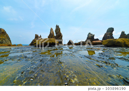 珍しい奇岩の風景　橋杭岩 （はしぐいいわ） 103896190