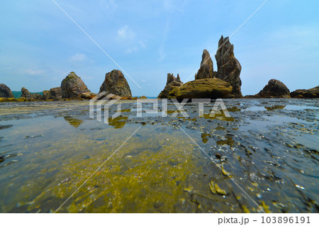 珍しい奇岩の風景 橋杭岩 (はしぐいいわ) 珍しい奇岩の風景 橋杭岩 (はしぐいいわ) 103896191