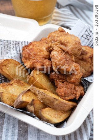 フライドチキンとポテトとビール　縦位置 103896198