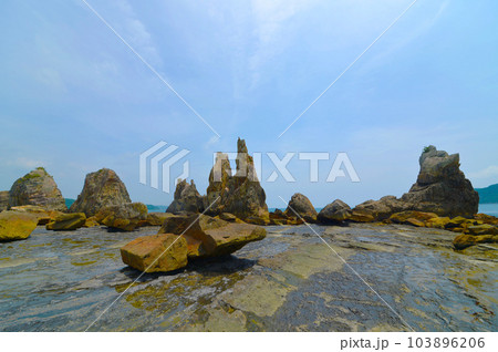 珍しい奇岩の風景 橋杭岩 (はしぐいいわ) 珍しい奇岩の風景 橋杭岩 (はしぐいいわ) 103896206