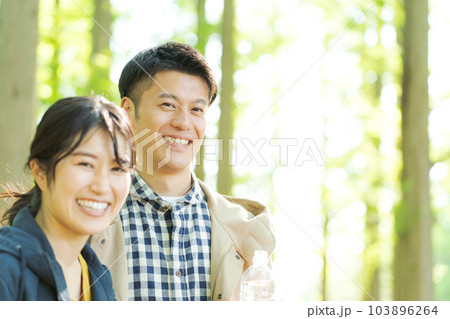 ペットボトルを持つ男女の写真 103896264