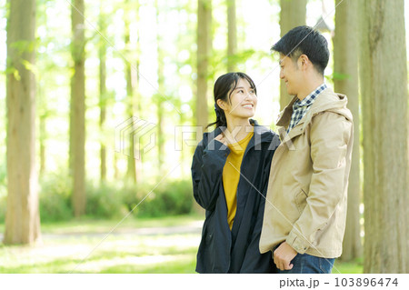 森の中に立つ男女のポートレート 森の中に立つ男女のポートレート 103896474
