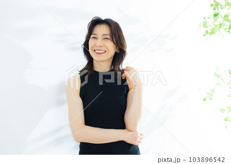 50代女性　黒のノースリーブ 103896542