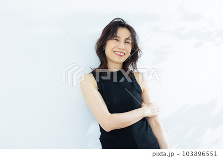 50代女性　黒のノースリーブ 103896551