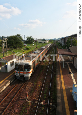 高山本線下麻生駅を発車する普通列車 103896552