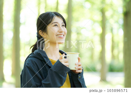 自然の中でコーヒーを飲む女性 自然の中でコーヒーを飲む女性 103896571