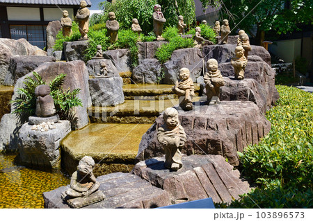 京都 紫雲山頂法寺 六角堂の十六羅漢 103896573