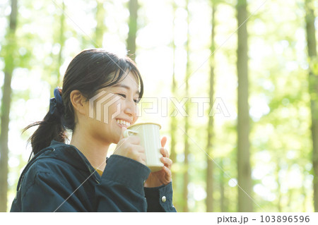 自然の中でコーヒーを飲む女性 自然の中でコーヒーを飲む女性 103896596