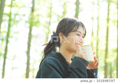 自然の中でコーヒーを飲む女性 103896597