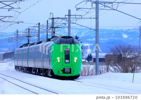 雪景色を走る特急ライラック 雪景色を走る特急ライラック 103896720