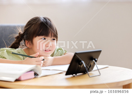 小学生　子供　宿題　 103896856