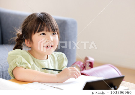 小学生　子供　宿題　 103896960