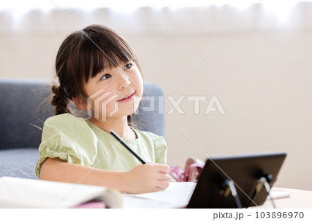 小学生　子供　宿題　 103896970