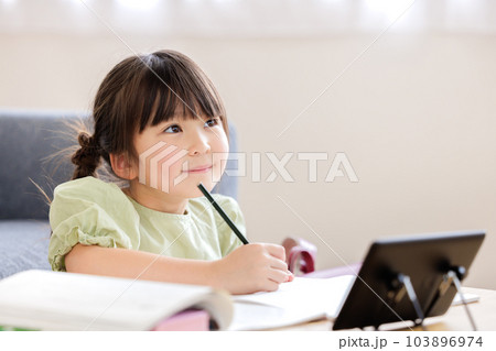 小学生　子供　宿題　 103896974