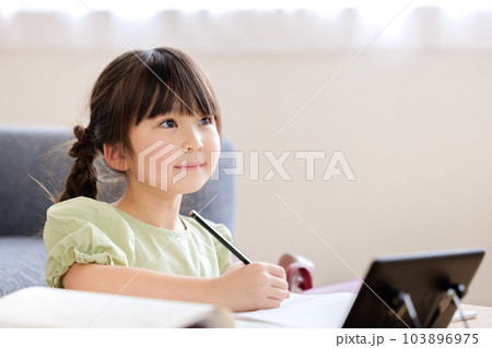 小学生　子供　宿題　 103896975