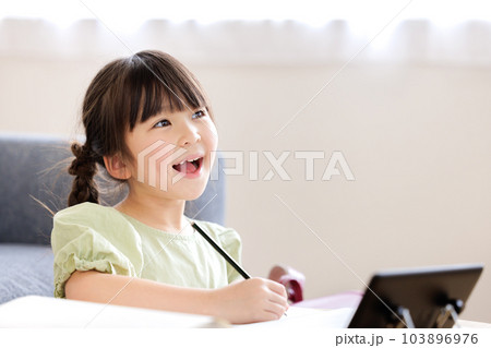 小学生　子供　宿題　 103896976