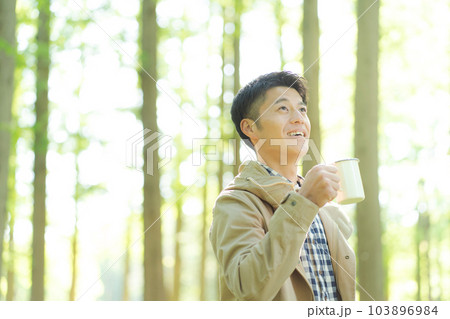 自然の中でコーヒーを飲む女性 自然の中でコーヒーを飲む女性 103896984