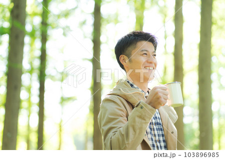 自然の中でコーヒーを飲む女性 103896985