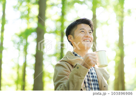 自然の中でコーヒーを飲む女性 103896986