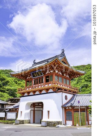 釘を一本も使っていない独創的な建築物　武雄温泉楼門（佐賀県武雄市） 103897053