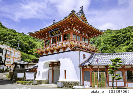 釘を一本も使っていない独創的な建築物 武雄温泉楼門(佐賀県武雄市) 釘を一本も使っていない独創的な建築物 武雄温泉楼門(佐賀県武雄市) 103897063