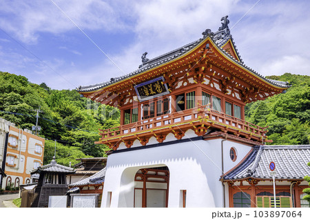 釘を一本も使っていない独創的な建築物 武雄温泉楼門(佐賀県武雄市) 釘を一本も使っていない独創的な建築物 武雄温泉楼門(佐賀県武雄市) 103897064