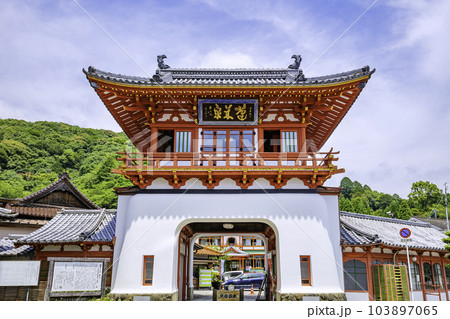 釘を一本も使っていない独創的な建築物　武雄温泉楼門（佐賀県武雄市） 103897065