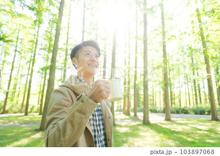 森の中でコーヒーを飲む男性の写真 森の中でコーヒーを飲む男性の写真 103897068