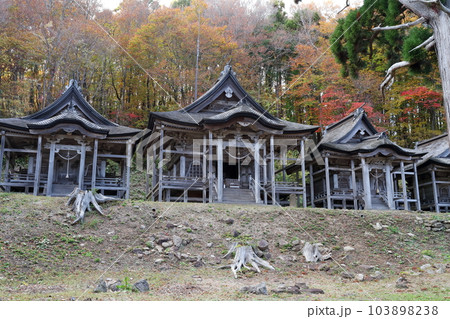 神聖な建築の魅力と美しさ（赤神神社　重要文化財　秋田県 男鹿市） 103898238