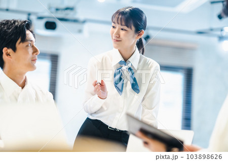 ビジネスマナーを指導する若い女性 ビジネスマナーを指導する若い女性 103898626