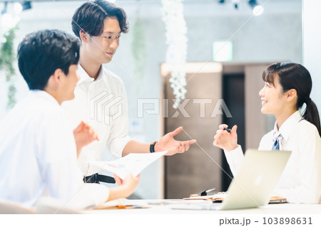 フリーディスカッションをするビジネスチーム フリーディスカッションをするビジネスチーム 103898631