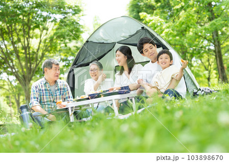 キャンプを楽しむ三世代家族 103898670