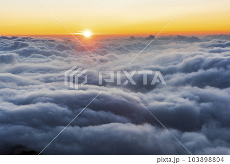 Sunset view of cloud sea in Hehuan Mountain Forest Recreation Area of Nantou, Taiwan. 103898804