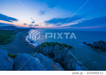 【愛知県田原市】日出の石門(ひいのせきもん) 浜の情景・夜明け 【愛知県田原市】日出の石門(ひいのせきもん) 浜の情景・夜明け 103899312