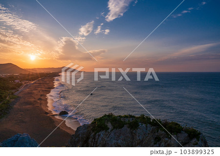 【愛知県田原市】日出の石門（ひいのせきもん）　浜の情景・日の出 103899325