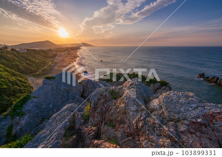【愛知県田原市】日出の石門（ひいのせきもん）　浜の情景・日の出 103899331