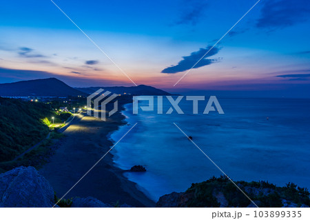 【愛知県田原市】日出の石門(ひいのせきもん) 浜の情景・夜明け前 【愛知県田原市】日出の石門(ひいのせきもん) 浜の情景・夜明け前 103899335