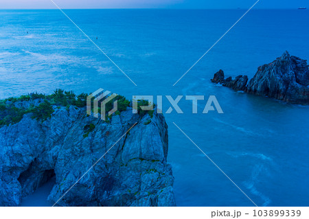 【愛知県田原市】日出の石門（ひいのせきもん）　浜の情景・夜明け 103899339