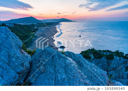 【愛知県田原市】日出の石門(ひいのせきもん) 浜の情景・夜明け 【愛知県田原市】日出の石門(ひいのせきもん) 浜の情景・夜明け 103899340