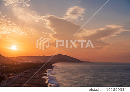 【愛知県田原市】日出の石門(ひいのせきもん) 浜の情景・日の出 【愛知県田原市】日出の石門(ひいのせきもん) 浜の情景・日の出 103899354