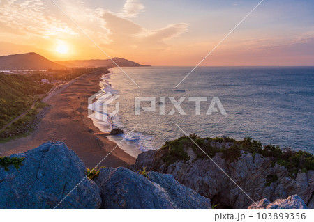 【愛知県田原市】日出の石門（ひいのせきもん）　浜の情景・日の出 103899356