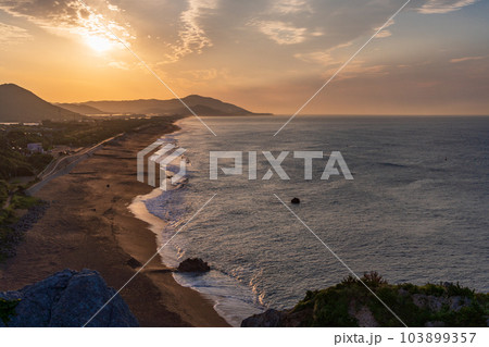 【愛知県田原市】日出の石門（ひいのせきもん）　浜の情景・日の出 103899357