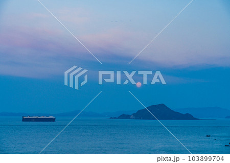 【愛知県田原市】伊良湖水道を航行する船舶 (満月・落月) 【愛知県田原市】伊良湖水道を航行する船舶 (満月・落月) 103899704