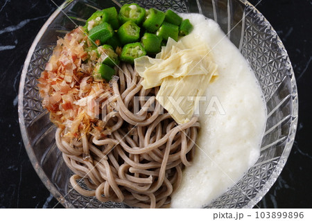 山かけ蕎麦とオクラ 山かけ蕎麦とオクラ 103899896