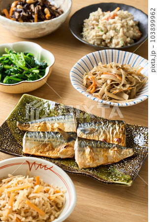 色々な和食の惣菜　 103899962