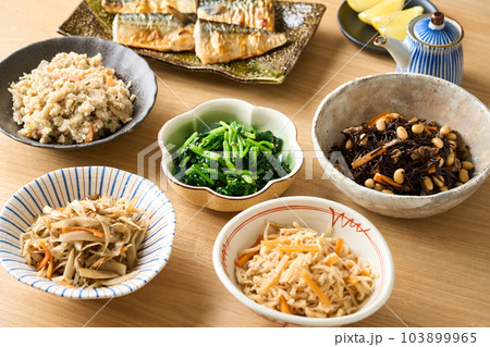 色々な和食の惣菜　 103899965