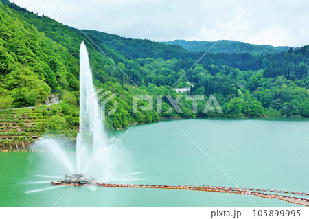 山形県　月山湖の噴水 103899995