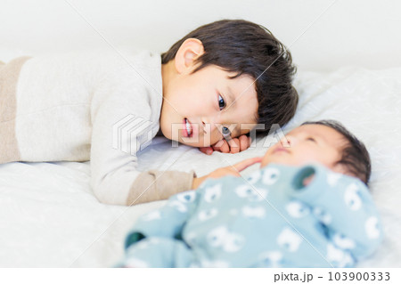 赤ちゃんに添い寝するお兄ちゃん 赤ちゃんに添い寝するお兄ちゃん 103900333