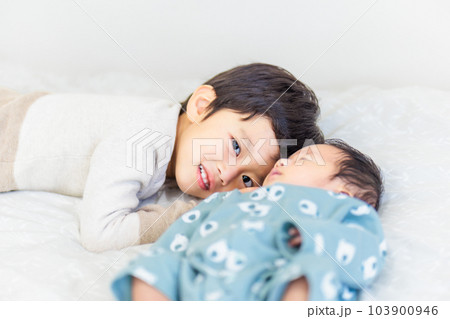 赤ちゃんに添い寝するお兄ちゃん 赤ちゃんに添い寝するお兄ちゃん 103900946