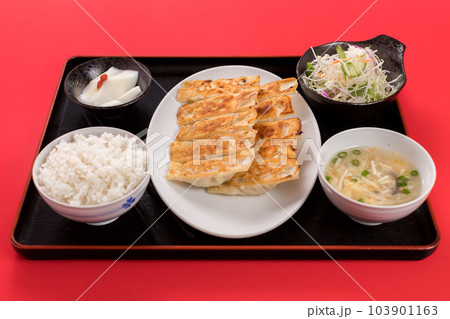 美味しい焼き餃子定食の風景 103901163
